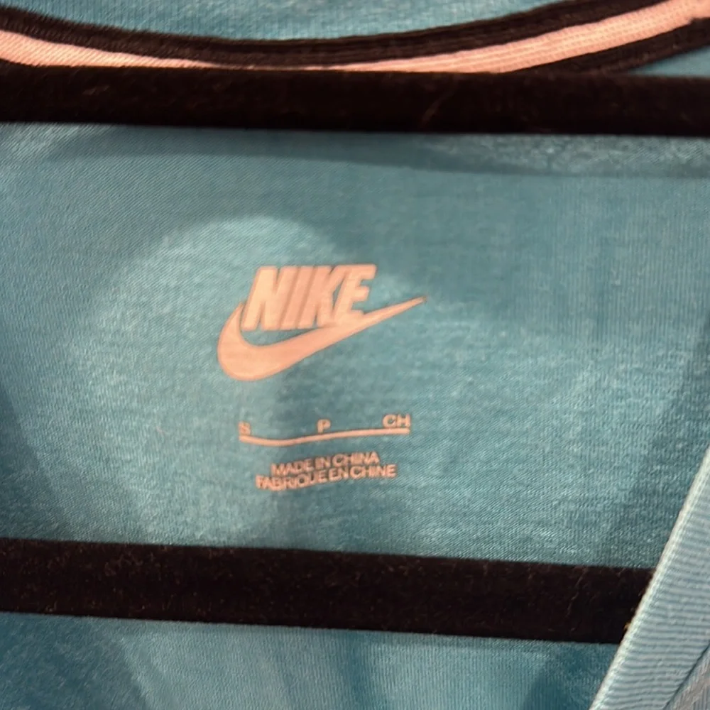 Nike ladies tank size small - Picture 2 of 3